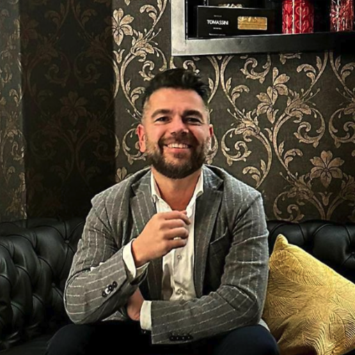 Recruiter di Reina Agency pronto ad aiutarti a trovare lavoro nei night club